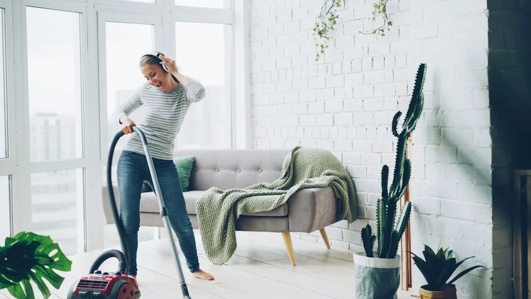 Un couple soulève ensemble un canapé en emménageant dans un nouvel appartement.
